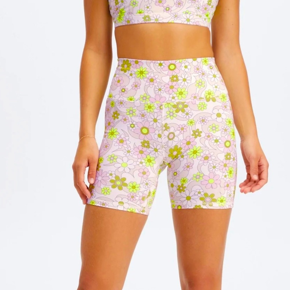 Fabletics Boost PowerHold High-Waisted 6” Short in Retro Floral/Pixie Size Large
